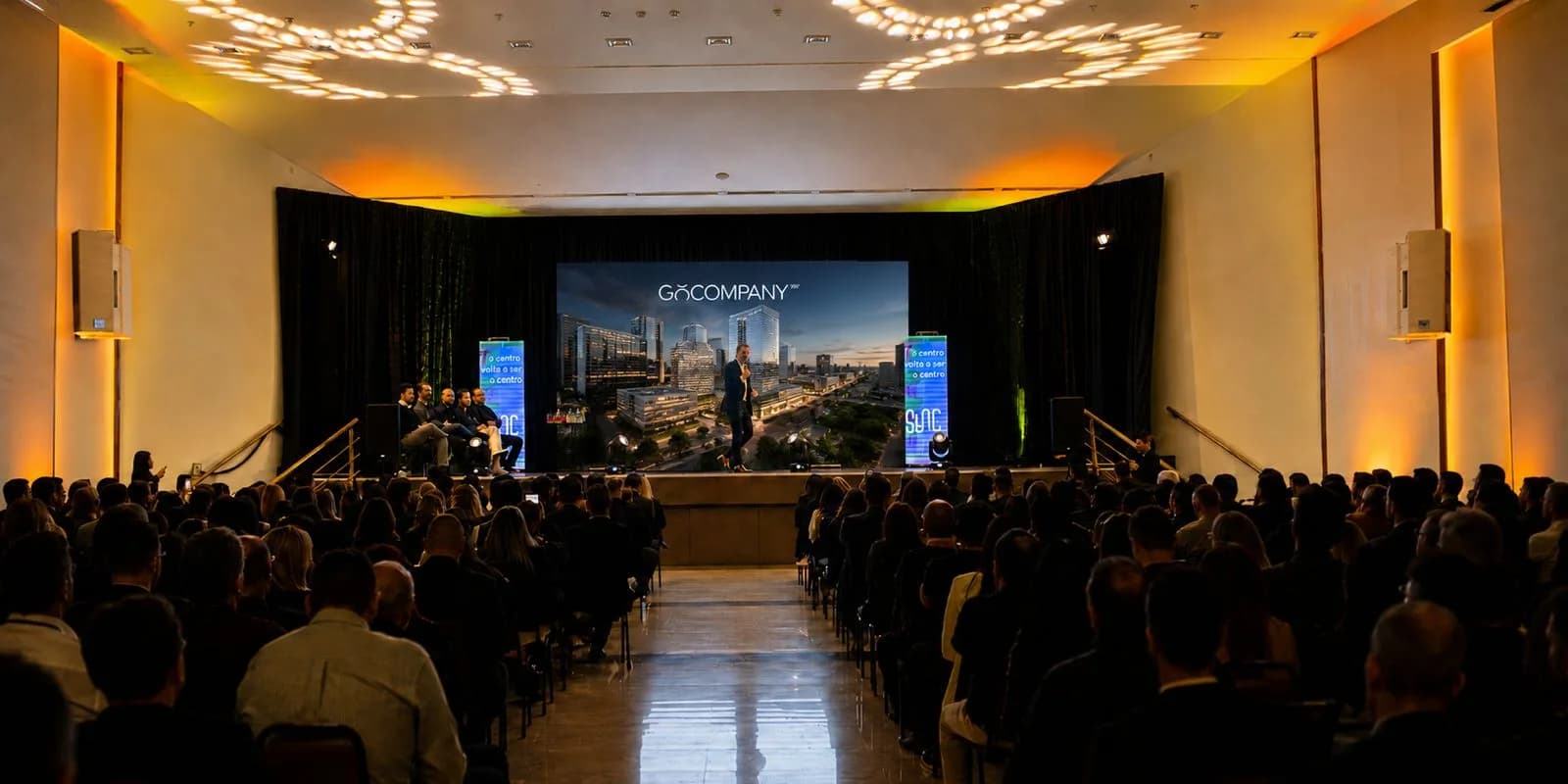 Evento da Go Company: auditório lotado durante a apresentação de um lançamento no palco