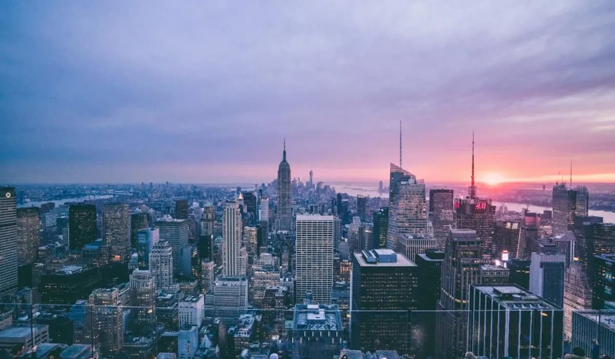 Skyline urbano ao entardecer (imagem ilustrativa)
